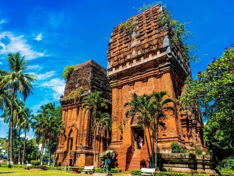 DU LỊCH THÁP ĐÔI – DẤU ẤN VĂN HÓA CHĂM PA GIỮA PHỐ NÚI